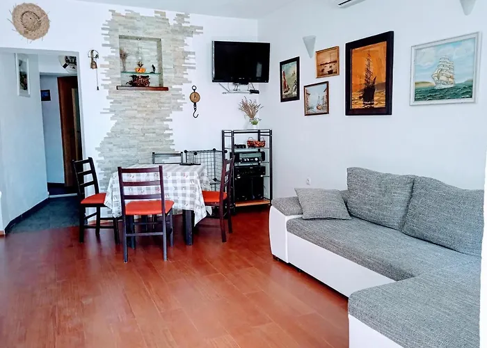 Harbour-Side Apartment With Beautiful Terrace